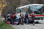 Sobota, 10 XI 2007 r., godz. 10:00. Grupy z Chotkowa, Drzonkowa i Zawady wysiadaj� z autokaru przed szko�� nr 18, baz� dzienn� Zlotu. Przy drzwiach autobusu pilot, Jarek Matan. Fot. Ola Michalska