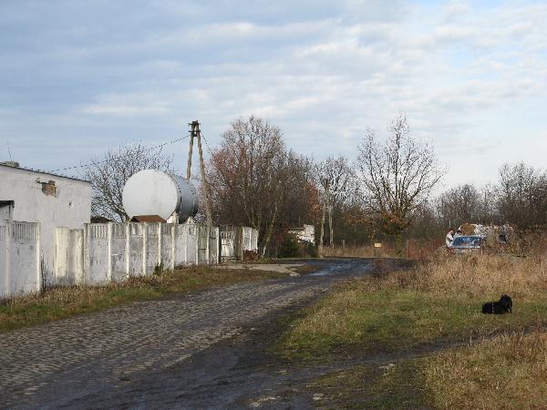 A samochody czekay zaparkowane na terenie dawnej stacji kolei szprotawskiej. Fot. Mieczysaw J. Bonisawski