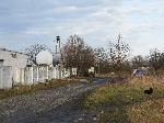 A samochody czekay zaparkowane na terenie dawnej stacji kolei szprotawskiej. Fot. Mieczysaw J. Bonisawski