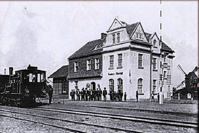 Jeden z parowozw kolei szprotawskiej na stacji Grunberg Oberstadt. Fot. z 1918, 1920 lub 1925 r., dostpna na wikszoci stron internetowych.