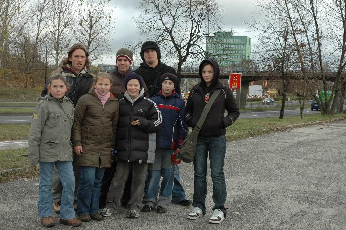 10 XI 2007. Grupa z Zawady podczas pierwszego zadania terenowego (opis pozosta�o�ci linii na podstawie studi�w terenowych). W tle wiadukt kolejowy nad Alej� Wojska Polskiego. Fot. Ola Michalska