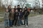 10 XI 2007. Grupa z Zawady podczas pierwszego zadania terenowego (opis pozosta�o�ci linii na podstawie studi�w terenowych). W tle wiadukt kolejowy nad Alej� Wojska Polskiego. Fot. Ola Michalska