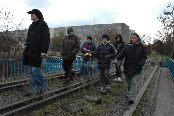 10 XI 2007. Grupa z Zawady w trakcie bada� pozosta�o�ci linii szprotawskiej w terenie: tu na wiadukcie kolejowym nad Alej� Wojska Polskiego. Fot. Ola Michalska
