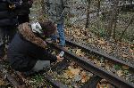 10 XI 2007. Grupa z Zawady na wiadukcie kolejowym nad Alej� Wojska Polskiego. Wa�na chwila:  zaraz nast�pi ciekawe odkrycie. Fot. Ola Michalska

