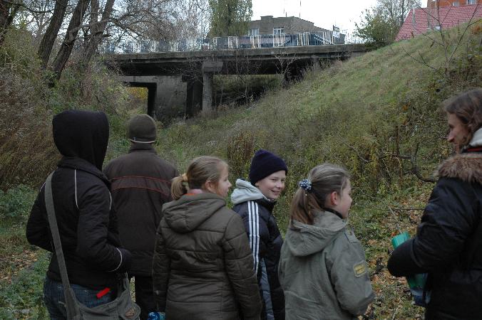 10 XI 2007. Grupa z Zawady w trakcie dalszych bada� pozosta�o�ci linii szprotawskiej w terenie: tu przed wiaduktem w ci�gu ulicy �u�yckiej. Fot. Ola Michalska

