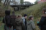 10 XI 2007. Grupa z Zawady w trakcie dalszych bada� pozosta�o�ci linii szprotawskiej w terenie: tu przed wiaduktem w ci�gu ulicy �u�yckiej. Fot. Ola Michalska

