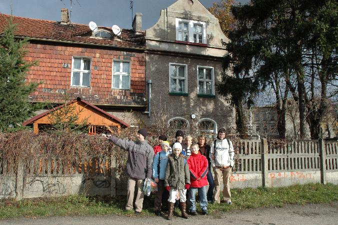10 XI 2007. Grupa z Drzonkowa podczas pierwszego zadania terenowego (opis pozosta�o�ci linii na podstawie studi�w terenowych). W tle dawny dworzec G�rne Miasto (Oberstadt). Fot. Ola Michalska
