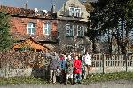 10 XI 2007. Grupa z Drzonkowa podczas pierwszego zadania terenowego (opis pozosta�o�ci linii na podstawie studi�w terenowych). W tle dawny dworzec G�rne Miasto (Oberstadt). Fot. Ola Michalska
