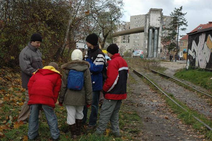 10 XI 2007. Grupa z Drzonkowa w trakcie bada� pozosta�o�ci linii szprotawskiej w terenie: tu w miejscu rozebranych torowisk na stacji G�rne Miasto (Oberstadt). Fot. Ola Michalska