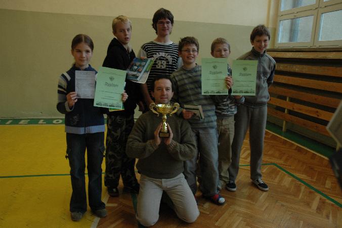 11 XI 2007. Zako�czenie Zlotu w Gimanzjum nr 1. Grupa z Drzonkowa prezentuje zdobyte trofea. Fot. Ola Michalska
