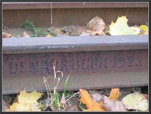 10 XI 2007. Grupa z Zawady dokumentuje swoje odkrycie: ostatnie szyny jakie zachowa�y sie na terenie Zielonej G�ry s� z 1923 r. Powsta�y w Niemczech w Osnabrueck. S� cennym zabytkiem, kt�ry warto zachowac i uratowac. Fot. Andrzej Nowacki