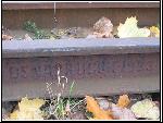 10 XI 2007. Grupa z Zawady dokumentuje swoje odkrycie: ostatnie szyny jakie zachowa�y sie na terenie Zielonej G�ry s� z 1923 r. Powsta�y w Niemczech w Osnabrueck. S� cennym zabytkiem, kt�ry warto zachowac i uratowac. Fot. Andrzej Nowacki