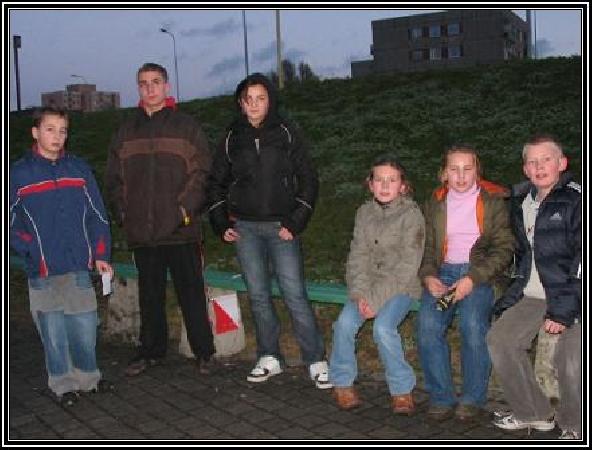 10 XI 2007, popo�udnie. Kolejne zadanie terenowe: zawody na orientacj� w obszarze zabudowanym. Punkty s� oznacze tradycyjnymi chor�giewkami a dodatkowo opisane w postaci rebus�w.
Fot. Andrzej Nowacki