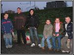 10 XI 2007, popo�udnie. Kolejne zadanie terenowe: zawody na orientacj� w obszarze zabudowanym. Punkty s� oznacze tradycyjnymi chor�giewkami a dodatkowo opisane w postaci rebus�w.
Fot. Andrzej Nowacki