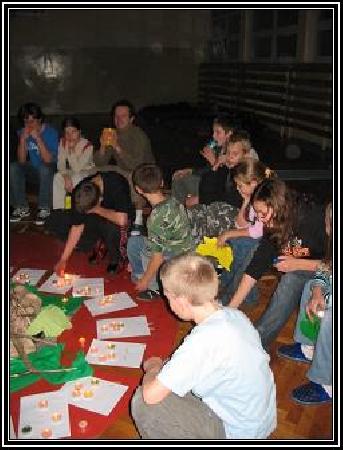 10 XI 2007, wieczorem. Niestety rozpada� si� deszcz, zaplanowanego ogniska w lesie nie b�dzie. Rozpalimy je.... na sali gimnastycznej Gimnazjum nr 1. Mamy nowy konkurs: kt�ra grupa najszybciej rozpali sw�j kawa�ek ogniska ? Fot. Andrzej Nowacki