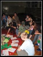 10 XI 2007, wieczorem. Niestety rozpada� si� deszcz, zaplanowanego ogniska w lesie nie b�dzie. Rozpalimy je.... na sali gimnastycznej Gimnazjum nr 1. Mamy nowy konkurs: kt�ra grupa najszybciej rozpali sw�j kawa�ek ogniska ? Fot. Andrzej Nowacki