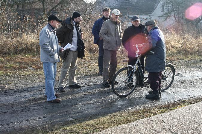 Ekipa naszych badaczy dziejw rozmawia na terenie dawnej stacji z pionierem, panem Jzefem Gbar (z rowerem). Fot. Ryszard Klauza