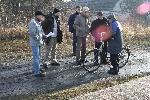 Ekipa naszych badaczy dziejów rozmawia na terenie dawnej stacji z pionierem, panem Józefem Gębarą (z rowerem). Fot. Ryszard Klauza