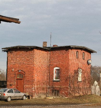 Dom mieszkalny (jedyny jeszcze uytkowany), na wschd (w stron centrum wsi) od gwnego budynku dworca, przy betonowych: rampie bocznej i magazynie (chyba modszym ni reszta zabudowa - na zdjciu za nim). Stan ze stycznia 2008 r., fot. Ryszard Klauza