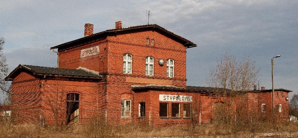 Dworzec w Stypuowie od strony peronw, stycze 2008 r. Ostatni z prawej - uytkowany budynek mieszkalny. Dalej za nim - niewidoczny betonowy magazyn i duga rampa. Fot. Ryszard Klauza