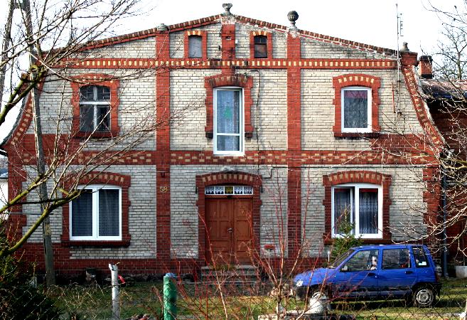 Budynek stacji kolejowej w Siecieborzyach, mieszczcy mieszkania zaogi i byc moe biura. Od prawej poczony z niewidocznym tu magazynem stacyjnym. Z lewej - mleczarnia (niewidoczna). Stan ze stycznia 2008 r. Fot. M. Bonisawski
