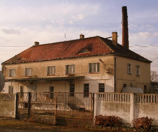 Ta sama mleczarnia od strony peronu i torw szprotawianki. Byc moe do widocznej rampy, za parkanem bya krtka bocznica. Stycze 2008 r., fot. Ryaszard Klauza