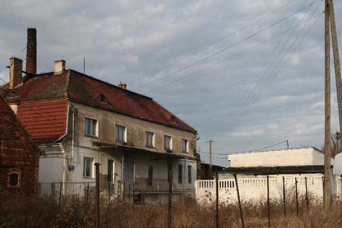 Mleczarnia. Tor i peron byy "przed" potem z siatki, za nim - byc moe - bocznica. Stycze 2008 r., fot. Ryszard Klauza