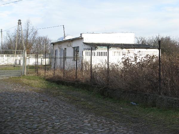 Biay baraczek w zespole mleczarni sta najbliej toru (peronu), ktry szed bezporednio wzdu niego (na zdj. po prawej). Moliwe, i peni rol budynku kolejowego a nie mleczarni. Stycze 2008 r., fot. M. Bonisawski