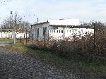 Biay baraczek w zespole mleczarni sta najbliej toru (peronu), ktry szed bezporednio wzdu niego (na zdj. po prawej). Moliwe, i peni rol budynku kolejowego a nie mleczarni. Stycze 2008 r., fot. M. Bonisawski