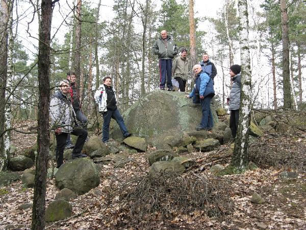 12 kwietnia 2008. Wzgrze koo Przylasek, pomnik przyrody "Otarz". Grupa rajdowa obok rumowiska gazw - staroytnego miejsca kultu religijnego. Fot. M. Bonisawski