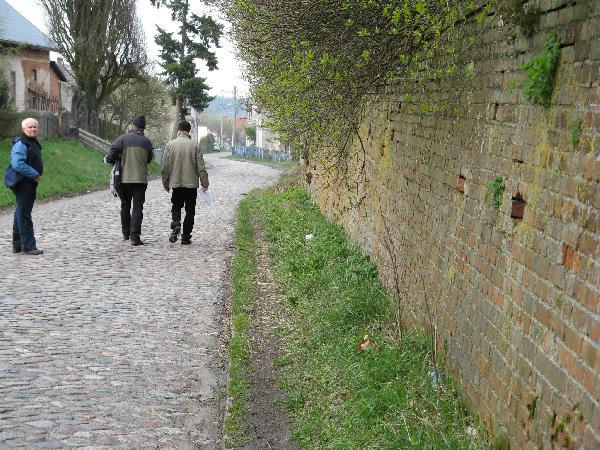 Kotowice. Gwna droga wsi, z prawej murowane wzmocnienie skarpy, na ktrej sta dawniej koci. Stan 12 IV 2008 r., fot. M. Bonisawski