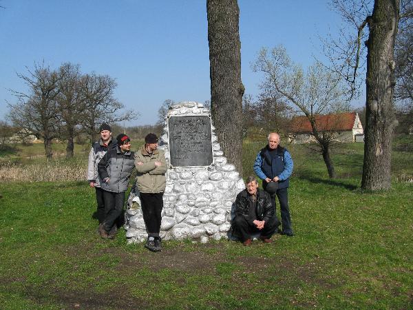 13.04.08 Szprotawa - Iawa. Obelisk upamitniejcy spotkanie Chrobry - Otton III w 1000 r. Kpa drzew w gbi wyznacza domnieman lokalizacj grodziska. Obelisk poniemiecki, z drugiej strony pyty - ukryty napis w tym jzyku. Srebrna farba - polska.