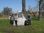 13.04.08 Szprotawa - Iawa. Obelisk upamitniejcy spotkanie Chrobry - Otton III w 1000 r. Kpa drzew w gbi wyznacza domnieman lokalizacj grodziska. Obelisk poniemiecki, z drugiej strony pyty - ukryty napis w tym jzyku. Srebrna farba - polska.