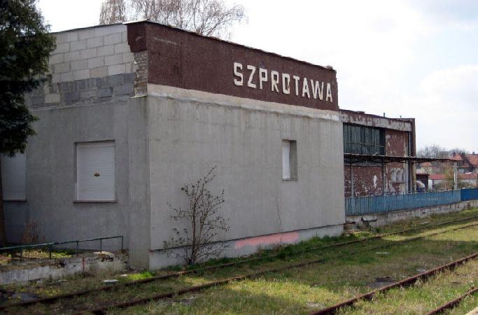 Widok dworca od strony torowiska (peronw), stan  05 IV 2008. Fot. Pawe Ukole ze strony www.kolej.one.pl