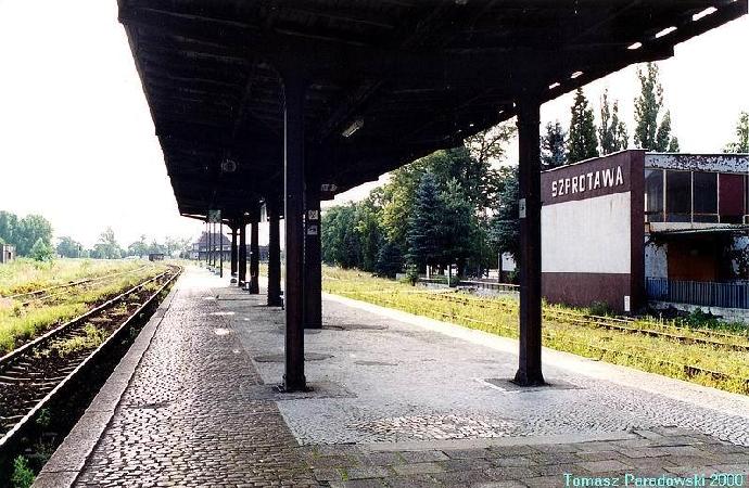 Widok na szprotawski peron w kierunku Niegosawic (Gogowa). (13 VII 2000). Fot. Tomasz Paradowski ze strony www.kolej.one.pl
