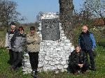 W zblieniu wida, e to my przy obelisku: od lewej Jan Ciesielski, Mariusz Szymaski, Wojciech Meliski, Jan Bator, Wodzimierz Wodarczyk. Fot. M. Bonisawski