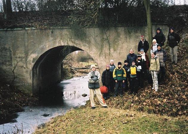 Most nad rzek Brzenic, midzy zerwanym wiaduktem (30 m) a stacj (120 m), stan jesie 2006. Fot. Mieczysaw Bonisawski