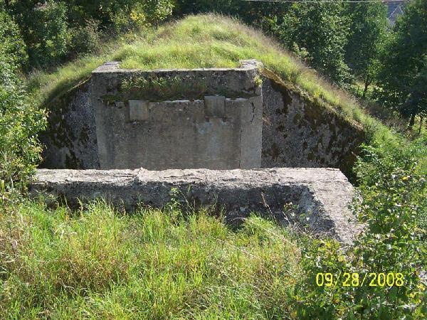 Oba przyczki zerwanego wiaduktu nad drog na Stypuw. Widok z poziomu torw (z gry), w kierunku poudniowym (stacji, ok 150 m dalej), stan 29 IX 2008. Fot. LAX.W.Stopka ze strony www.kolej.one.pl

