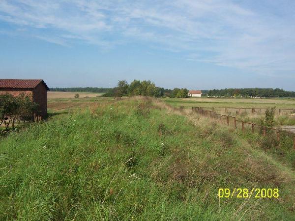 Nasyp kolejowy w kierunku Zielonej Gry. Widok z miejsca po zerwanym wiadukcie, ok. 150 m na plnoc od stacji kolejowej, stan 29 IX 2008. Fot. LAX.W.Stopka ze strony www.kolej.one.pl

