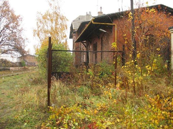 Zblienie magazynu od strony torowisk. Tdy bieg tor boczny do rampy. Stan z 22.11.2007, fot. Przemysaw Biernat ze strony www.kolej.one.pl