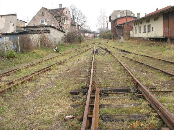 Zbiegajce si tory od strony torowisk a w kierunku budynku dworca (czerwona cega, w gebi po prawej). Stan z 22.11.2007, fot. Przemysaw Biernat ze strony www.kolej.one.pl