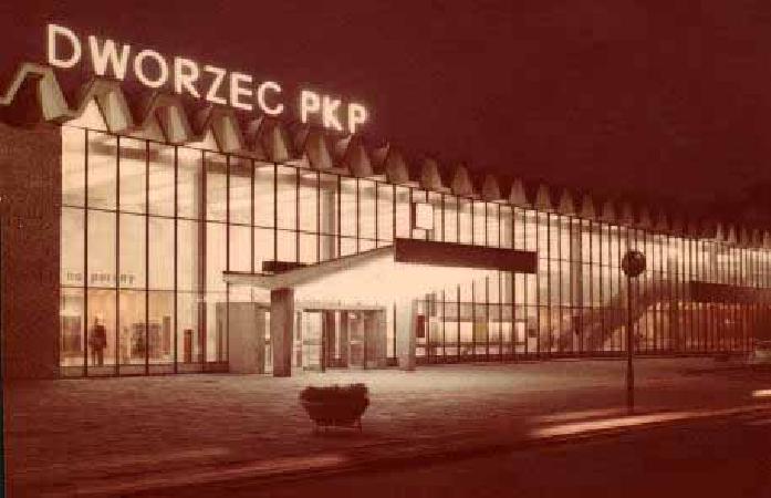 Okolice dawnej zielonej budki. Wspczesny dworzec PKP z lat 70-tych XX w. noc. Zdjcie zrobione sprzed dawnego hotelu kolejowego.

