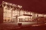 Okolice dawnej zielonej budki. Wspczesny dworzec PKP z lat 70-tych XX w. noc. Zdjcie zrobione sprzed dawnego hotelu kolejowego.

