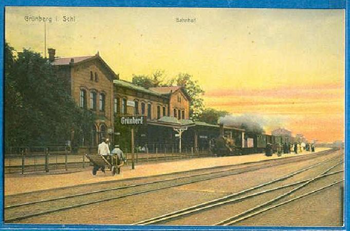 Okolice zielonej budki. Pocig przy peronie 1 (peron drugi jeszcze nie zadaszony) starego dworca kolei pastwowej w 1915 r. Za budynkiem (w kpie widocznych drzew) powinna ju sta zielona budka i odjeda pocigi na Szprotaw.