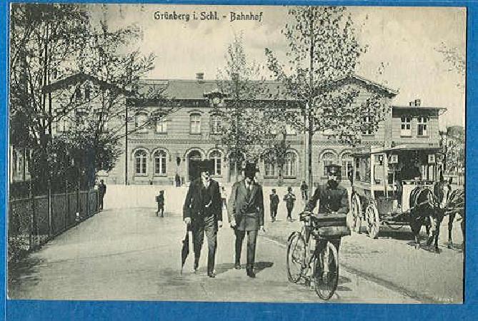 Taka moda panowaa w latach powstawania kolei szprotawskiej.  Nie dochodzc do budynku dworca pastwowego trzeba skrci w lewo, aby po kilku krokach natrafi na zielon budk