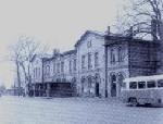 Okolic e zielonej budki. Koniec lat 60-tych remont dawnego budynku dworca kolei pastwowej. Lata tu lub ju  wtrakcie rozbirki zielonej budki ze szprotawskimi kasami (przed rozbirka bya to ju kawiarnia "Maleka").