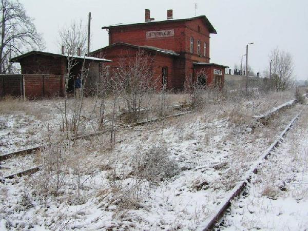 Dworzec kolejowy w Stypuowie. Widok panoramiczny od strony torw (peronw) z kierunku agania. Stan z XII 2005 r. Zdjcie ze strony www.kolej.one.pl. autor Wojciech Frytkowski

