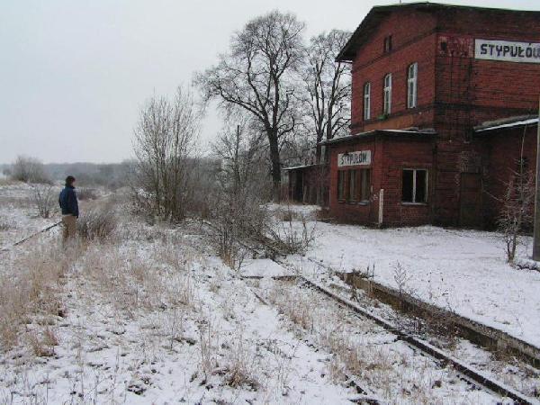 Dworzec kolejowy w Stypuowie. Panorama budynku gwnego i peronu 1 (z fragmentem torw) z kierunku Kouchowa. Stan z XII 2005 r. Zdjcie ze strony www.kolej.one.pl. autor Wojciech Frytkowski

