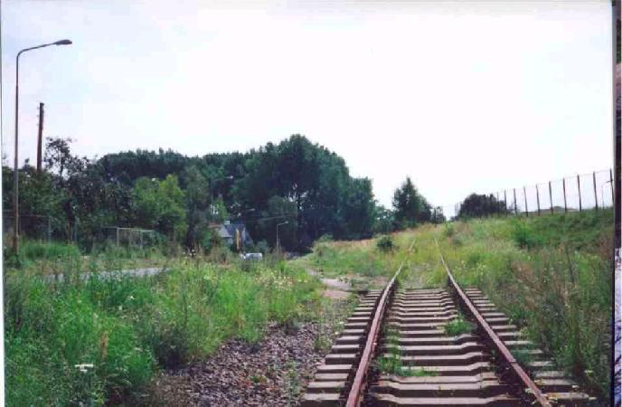 Poudniowa cz stacji Schutzenplatz. Po likwidacj rozjazdu angielskiego, tor szlakowy wid tylko do browaru. Kwiecie 2001, fot. Marek Toporowicz