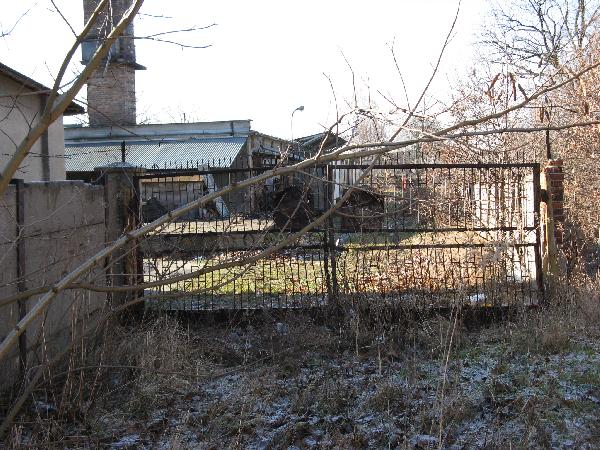 Okolice na poudnie od Schutzenplatz. Wyrana, charakterystyczna dla wlotu bocznic brama bocznicy Powiatowego Zwizku Gminnych Spdzielni (ob. Domet). Stan 03.02.2008 r., fot. Mieczysaw J. Bonisawski
